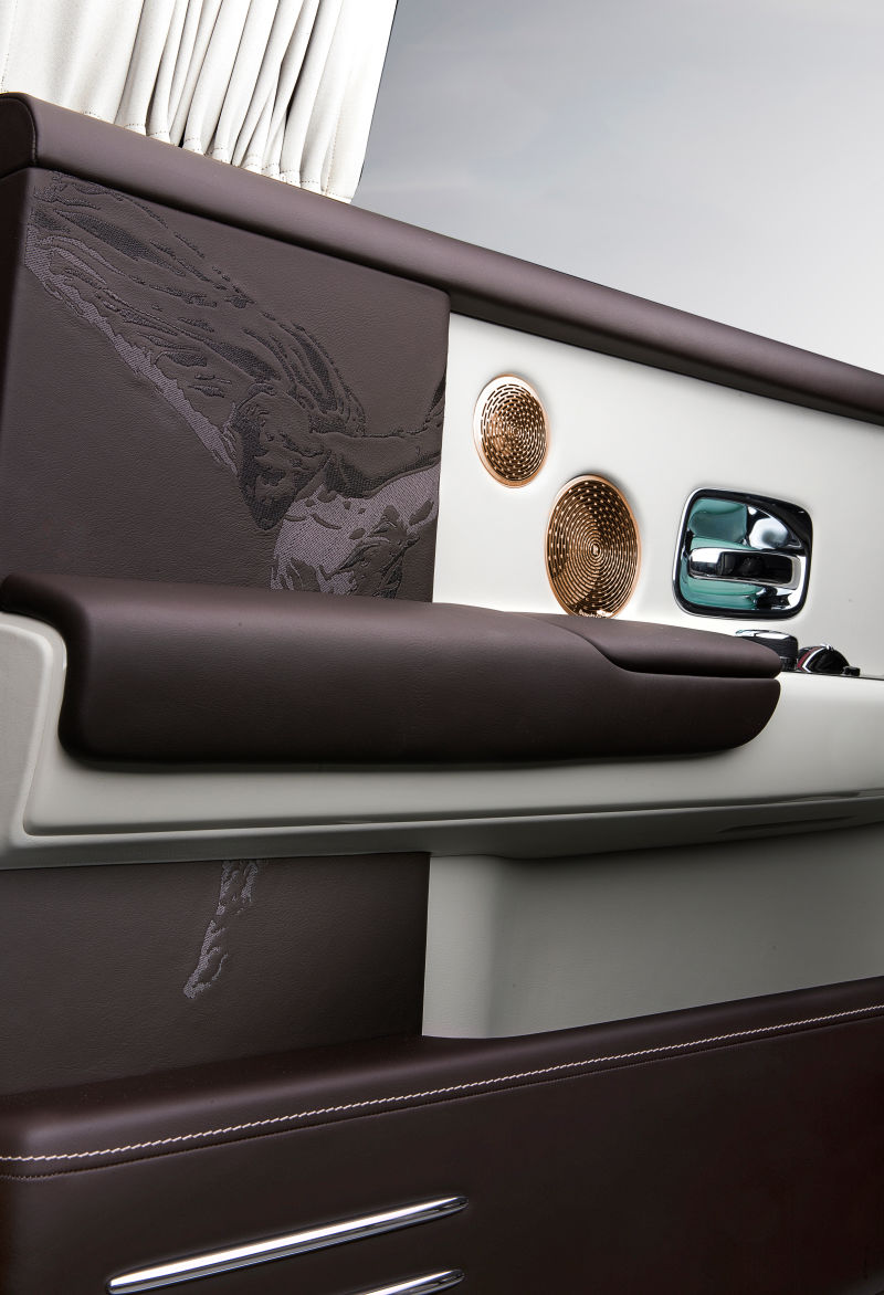 Esta versión personalizada del Rolls-Royce Phantom tiene detalles bordados con seda y oro rosa. Foto: Rolls-Royce